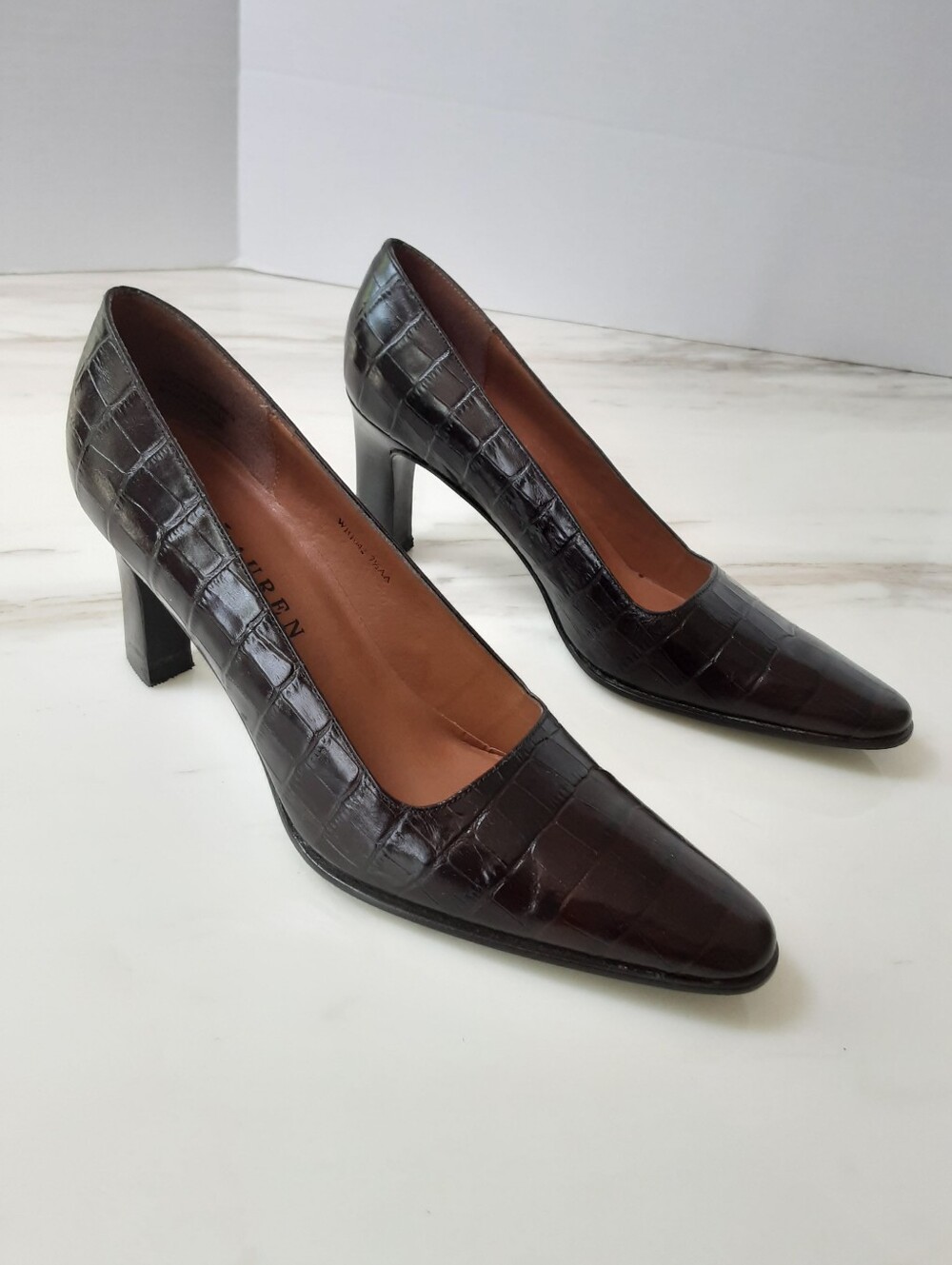 LAUREN RALPH LAUREN Classic Croc-Embossed Dark Brown Leather Pumps Sz 7.5AA VTG